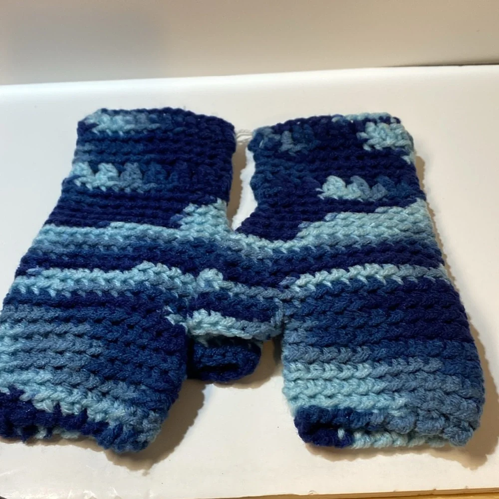 NWOT Handcrafted Creative Stretch Crocheted Fingerless Gloves With Pom Poms
